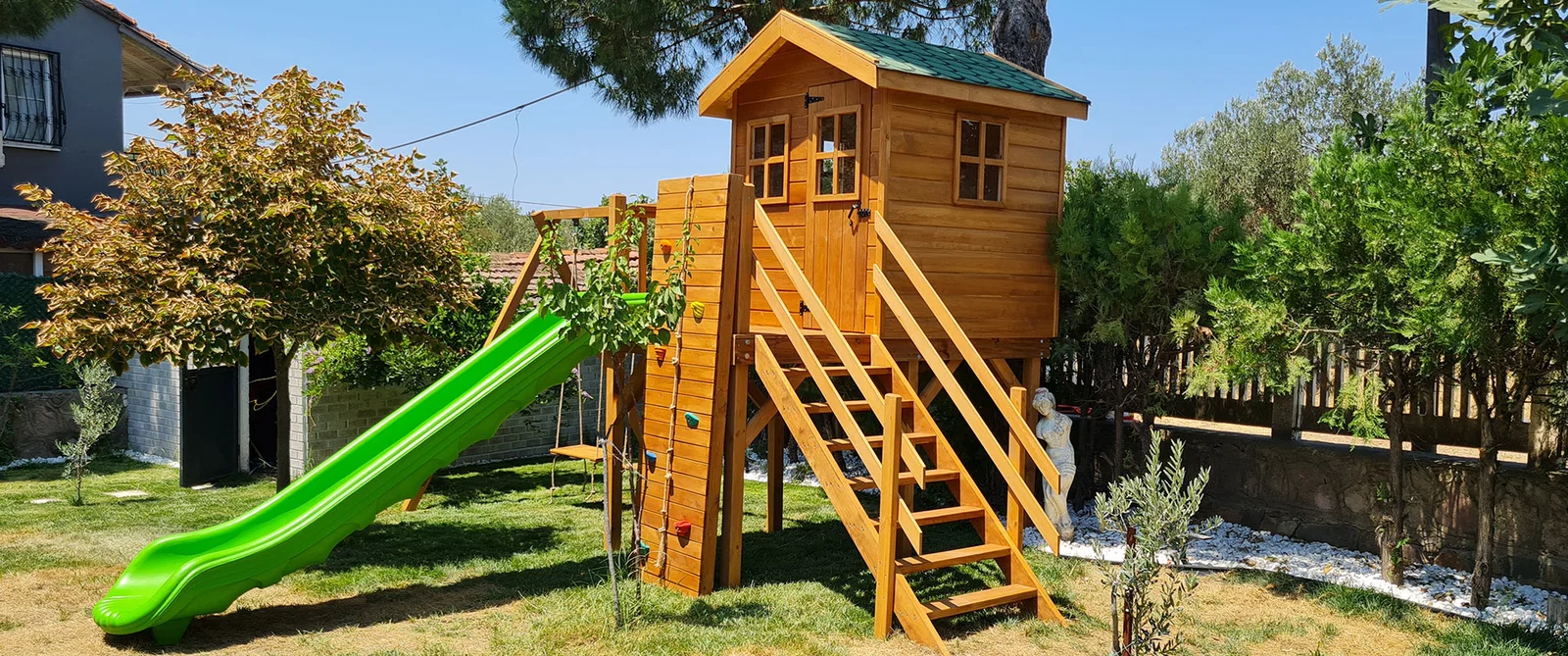 Ahşap çocuk oyun evi ve oyun parkı
